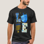 LIEBE Niedlich Hanukkah 2022 Dekorationen Dreidel  T-Shirt<br><div class="desc">LIEBE Niedlich Hanukkah 2022 Dekorationen Dreidel Menorah Chanukah.</div>