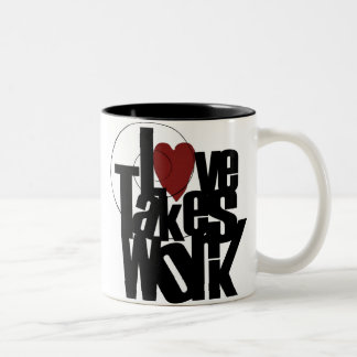 Liebe nimmt Arbeit Zweifarbige Tasse