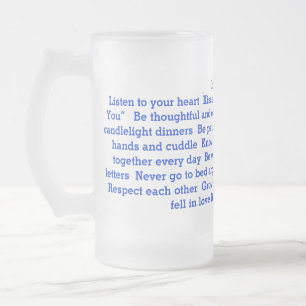 Liebe ordnet auf einer eisigen hohen GlasTasse an Mattglas Bierglas