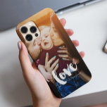 "Liebe" Overlay-Foto iPhone 15 Mini Hülle<br><div class="desc">Tragen Sie mit diesem zeitgenössischen Monogramm und dem personalisierten Foto-Design überall Ihre ganz besonderen Momente mit. Herzverschlossen.</div>