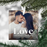 Liebe Overlay Foto & Namen Ornament Aus Glas<br><div class="desc">Erschaffen Sie einen süßen Saft Ihrer Hochzeit,  Flitterwochen oder besonderen Augenblick mit diesem schönen,  maßgeschneiderten Ornament. Fügen Sie ein beliebtes Foto mit "Liebe" überlagert in klassischen weißen Schriften,  und Ihre Namen darunter.</div>