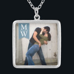 Liebe-Paar-Foto u. Initialen-Monogramm-Halskette Versilberte Kette<br><div class="desc">Feiern Sie Ihre Liebe mit einem schönen Anhänger,  der ein Foto der Paare und ihrer Initialen kennzeichnet.  Vervollkommnen Sie für eine Verlobung,  eine Hochzeit oder ein Geschenk des Valentines. Weißer Text auf einer weichen Denim-blauer Sumpf-Schwertliliefahne.</div>