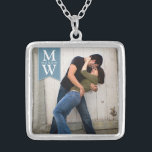 Liebe-Paar-Foto u. Initialen-Monogramm-Halskette Versilberte Kette<br><div class="desc">Feiern Sie Ihre Liebe mit einem schönen Anhänger,  der ein Foto der Paare und ihrer Initialen kennzeichnet.  Vervollkommnen Sie für eine Verlobung,  eine Hochzeit oder ein Geschenk des Valentines. Weißer Text auf einer weichen Denim-blauer Sumpf-Schwertliliefahne.</div>