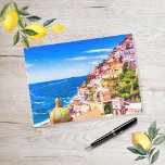 Liebe Positano Italien Postkarte<br><div class="desc">Positano, Italien ist ein magischer Fischerort an der Küste von Amalfi, der sich durch seine schöne Architektur an den Hängen des Comune Berges mit Blick auf den Golf von Salerno auszeichnet. Sie sehen in der Ecke die majestätische Kuppel von Santa Maria Assunta. In der Ferne sehen Sie die drei kleinen...</div>