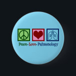 Liebe Pulmonologie Button<br><div class="desc">Peace Liebe Pulmonology. Ein cooler Lungenologe, der für einen Lungenarzt oder eine Krankenschwester mit einem Friedenszeichen, Herz und Lunge präsent ist. Ein großartiges Weihnachtsgeschenk für einen Lungenspezialisten, der Asthma und andere Atembeschwerden Leckereien macht.</div>