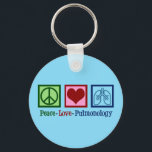Liebe Pulmonologie Schlüsselanhänger<br><div class="desc">Peace Liebe Pulmonology. Ein cooler Lungenologe,  der für einen Lungenarzt oder eine Krankenschwester mit einem Friedenszeichen,  Herz und Lunge präsent ist. Ein großartiges Weihnachtsgeschenk für einen Lungenspezialisten,  der Asthma und andere Atembeschwerden Leckereien macht.</div>