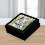 Liebe Schwarzes Skript benutzerdefiniertes Foto Erinnerungskiste<br><div class="desc">Moderne und stilvolle Geschenkboxen bietet ein beliebtes Foto mit einem minimalen "familiären" Typografie-Overlay-Design,  das elegante blüh- und Herzdetails umfasst. Die schwarze Textfarbe kann geändert werden.</div>