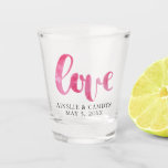 Liebe Script-Gastgeschenk Hochzeit Schnapsglas<br><div class="desc">Fett "Liebe" Skript in rosa Aquarell,  personalisierte Hochzeitsgast Gunst.</div>