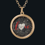 Liebe Script Hawaii Black Sand Beach Foto Vergoldete Kette<br><div class="desc">"Liebe" Ich habe das Glück, diesen herzförmigen Korallengestein gepunktet zu haben, während ich am späten Nachmittag diesen schwarzen Sandstrand der Großen Insel Hawaii spaziere. Reisen Sie zurück zu Ihren Urlaubstagen, wann immer Sie diese atemberaubende, wunderschöne Foto-Kette tragen. Diese Halskette ist in kleinen, mittleren und großen Größen sowie in quadratischer und...</div>