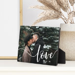 Liebe Script Overlay Paare Personalisiertes Foto Fotoplatte<br><div class="desc">Erschaffen Sie einen süßen Sake Ihrer Hochzeit,  Flitterwochen oder besonderen Augenblick mit dieser schönen,  individuell gestalteten Tafel,  die perfekt für Paare geeignet ist. Fügen Sie ein beliebtes horizontales Foto hinzu,  mit "Liebe" rechts ausgerichtet in elegantem weißen Schriftsatz,  und Ihre Initialen darunter.</div>
