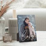 Liebe Script Overlay Personalisierte Paare Foto Fotoplatte<br><div class="desc">Mit dieser hübschen Foto-Plakette,  die sich perfekt für Paare eignet,  können Sie Ihre Hochzeit,  Flitterwochen oder einen besonderen Augenblick genießen. Fügen Sie ein beliebtes vertikales Foto hinzu,  mit "Liebe" überlagert in elegantem weißen Schriftzeichen,  und Ihre Initialen darunter.</div>