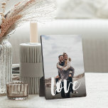 Liebe Script Overlay Personalisierte Paare Foto Fotoplatte<br><div class="desc">Mit dieser Foto-Plakette,  die sich perfekt für Paare eignet,  können Sie Ihre Hochzeit,  Ihre Hochzeitsreise oder Ihren Hochzeitsaufenthalt ganz einfach genießen. Fügen Sie ein beliebtes vertikales Foto hinzu,  mit "Liebe" überlagert in lässigen Schriftzeichen,  und die Initialen darunter.</div>