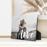 Liebe Script Overlay Personalisierte Paare Fotoplatte<br><div class="desc">Mit dieser Foto-Plakette,  die sich perfekt für Paare eignet,  können Sie Ihre Hochzeit,  Ihre Hochzeitsreise oder Ihren Hochzeitsaufenthalt ganz einfach genießen. Fügen Sie ein beliebtes Foto hinzu,  mit "Liebe" überlagert in lässiger Schriftzeichen-Schrift und den Initialen darunter.</div>