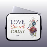 Liebe selbst heute fügen Initialen floralen Laptopschutzhülle<br><div class="desc">Hey! Sind Sie bereit, Ihrem Laptop ein großes TLC? Die Einführung unseres superniedlichen Zazzle-Laptop-Ärmels, der mit Lieben, Blume und dem empowerrierenden Mantra "Liebe Ihr Euch heute" geschmückt ist. Es ist nicht nur ein Ärmel; es ist eine tägliche Erinnerung, sich mit Freundlichkeit und Sorgfalt selbst zu Leckerei. Außerdem haben wir etwas...</div>