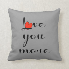 Liebe Sie mehr, schwarzes rotes Herz w auf Grau Kissen