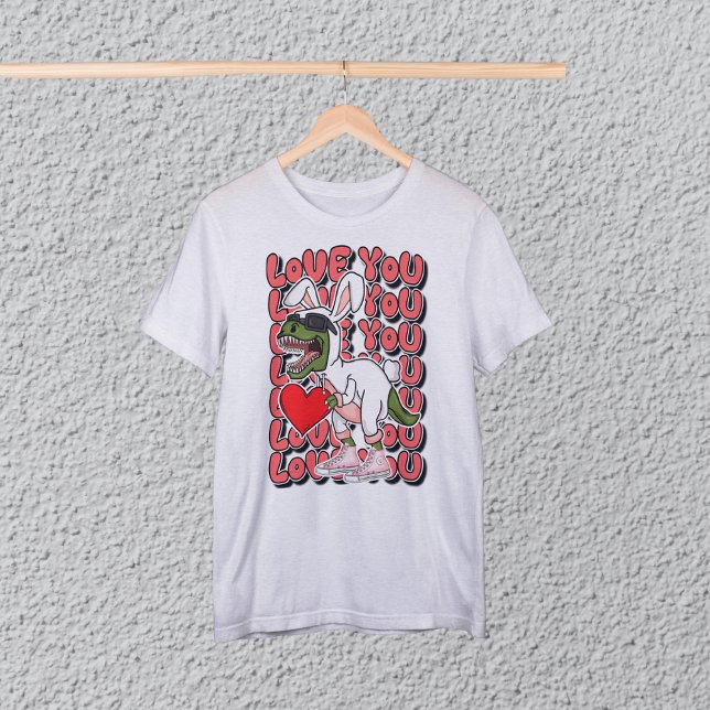 Liebe Sie, Niedlicher Dinosaurier in Sonnenkostüm T-Shirt (Von Creator hochgeladen)
