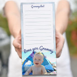 Liebe Sie Oma Hinzufügen einer Liste mit Fotos Magnetischer Notizblock<br><div class="desc">Ein Magnetnotizpad für Listenliebhaber! Fügen Sie das Foto Ihres Kindes zu diesem Papierblock hinzu und geben Sie Ihrer Lebensmittelliste ein Upgrade! Ein wunderbares Geschenk für Familie und Freunde,  besonders für Grandmas!!</div>