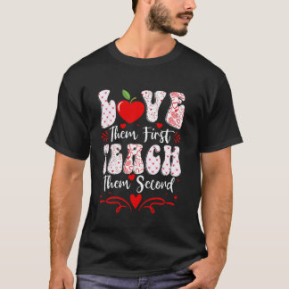 Liebe sie zuerst, unterrichte sie zweitens Lehrer T-Shirt