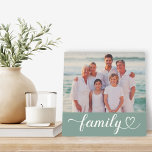 Liebe Skript für benutzerdefinierte graue Fotos Fotoplatte<br><div class="desc">Die Wohngestaltung ist individuell gestaltet und verfügt über ein beliebtes Foto mit minimalem weißem Typografie-Overlay,  das elegante blühtest- und Herzdetails enthält. Beachten Sie,  dass der graugrüne Hintergrund und der weiße Text angepasst werden können. Eine einzigartige Geschenkidee für Ihre Lieben!</div>