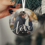 Liebe Skriptüberlagerung Foto & Initialen Ornament Aus Glas<br><div class="desc">Erschaffen Sie einen süßen Saft Ihrer Hochzeit,  Flitterwochen oder besonderen Augenblick mit diesem schönen,  maßgeschneiderten Ornament. Fügen Sie ein beliebtes Foto mit "Liebe" überlagert in modernen weißen Schriftzeichen,  und Ihre Initialen darunter.</div>