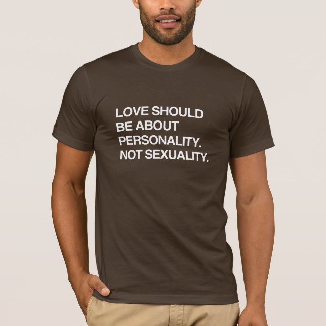 LIEBE SOLLTE ÜBER PERSÖNLICHKEIT SEIN T-Shirt (Vorderseite)