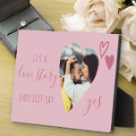 Liebe Story Say Yes Pink Vorschlag Herz Foto Fotoplatte<br><div class="desc">Ehevorschlage mit romantischem, herzförmigen Foto. Es ist mit "es ist eine Liebe-Story, Baby sagen nur ja" in elegantem Skript und mit rosa Liebe Herzen dekoriert. Perfekter Prop und Sake für Ihr Heiratsangebot und Ihre Verlobung Ankündigung. Design ist in Rosatönen gehalten, aber Sie sind willkommen, die Farben des Hintergrunds, Typografie und...</div>