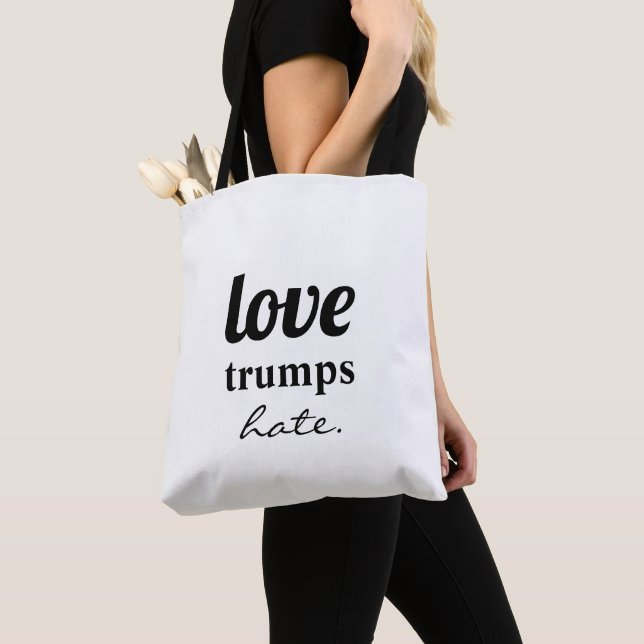 Liebe trumps Hate Tote Bag (Von Nahem)