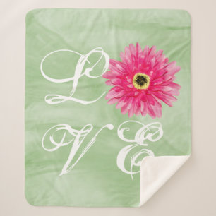LIEBE Typografie Pink Gerbera Daisy Blume auf Gree Sherpadecke