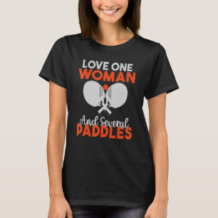 Liebe über die Frau und mehrere Paddle Tischtennis T-Shirt