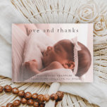 Liebe und Dank Minimal Simple Foto Baby Dankeskarte<br><div class="desc">Liebe und Dank Minimal Foto New Baby Dankeschön Card mit einfachem Typ und Bild von Neugeborenen auf der Vorderseite. Der Rücken hat eine persönliche Nachricht von der Familie. Klicken Sie auf die Schaltfläche Bearbeiten,  um dieses Design mit Ihren Fotos und Details anzupassen.</div>