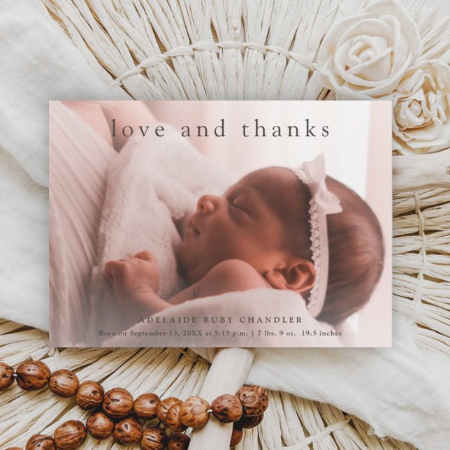 Liebe und Dank Minimal Simple Foto Baby Dankeskarte (Simple typographic love and thanks full bleed baby photo birth announcement thank you card.)