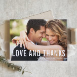 Liebe und Dank | Moderne Typografie-Foto Hochzeit Dankeskarte<br><div class="desc">Vielen Dank an die Familie und Freunde mit diesem anpassbaren Foto danke Ihnen Karte. Es zeichnet sich durch eine moderne Typografie und ein bearbeitbares Grünmuster aus. Personalisieren Sie Ihre Fotos und Details. Dieses Foto Dankeschön-Karte ist ideal für Hochzeiten,  Abschlüsse,  Geburtstage und andere Veranstaltungen.</div>