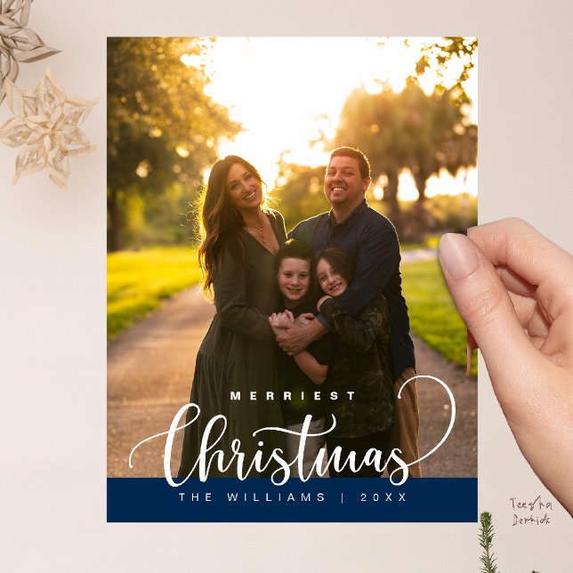 Liebe und Freude, Frohe Weihnachten Familienfoto Postkarte (Love and Joy, Merry Christmas Family Photo Modern Cute Typography Postcard in Navy Blue)