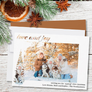 Liebe und Freude Typografie und Tannenbaum-Montage Feiertagskarte