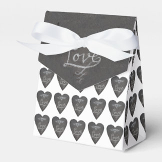 Liebe und Herz auf einer Kreidetafel Geschenkschachtel