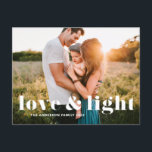 Liebe und leichte, mutige Typografie Foto von Hanu Feiertagspostkarte<br><div class="desc">Liebe und Licht! Senden Sie Hanukkah Wünsche an Familie und Freunde mit dieser anpassbaren Hanukkah Postkarte. Es zeichnet sich durch kühne Typografie aus. Personalisieren Sie diese durch Hinzufügen von Namen und Fotos. Diese Kalligraphie Happy Hanukkah Postkarte ist auf anderen Karten erhältlich.</div>