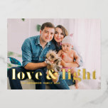Liebe und leichte, mutige Typografie Foto von Hanu Folien Feiertagspostkarte<br><div class="desc">Liebe und Licht! Senden Sie Hanukkah Wünsche an Familie und Freunde mit dieser anpassbaren Goldfolie Hanukkah Postcard. Es zeichnet sich durch kühne Typografie aus. Personalisieren Sie diese durch Hinzufügen von Namen und Fotos. Diese Goldfolie Happy Hanukkah Postcard ist auf anderen Cardstock erhältlich.</div>