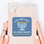 "Liebe und Licht" Jüdische acht Nächte in Hanukkah Quadratischer Aufkleber<br><div class="desc">Teilen Sie die Freude Hanukkah mit diesen "Liebe und Light All Aight Nights" Aufklebern! Mit einem ruhigen, blauen Hintergrund, einer hellen Menorah-Abbildung und einem individuell gestaltbaren Familiennamen sind sie ideal für Hanukkah-Ansammlungen und bringen Wärme und Sinn in die Festspiele der Lichter, die jeden Abend ein wenig mehr Besonderes machen. Personalisieren...</div>