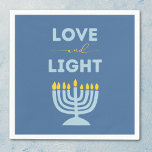 "Liebe und Licht" jüdische Menorah Blue Hanukkah Serviette<br><div class="desc">Mit diesen wunderschön gestalteten Servietten aus "Liebe und Licht" können Sie Ihren Hanukkah-Tisch aufstocken! Mit einem ruhigen blauen Hintergrund, einer hellen Menorah-Illustration und der inspirierend Botschaft "Liebe und Licht", verleihen diese Servietten Ihren Ferien-Ansammlungen Wärme und Sinn. Ideal für Familienessen, Party oder jede festliche Hanukah-Veranstaltung, bringen sie Stil und Geist in...</div>