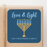 Liebe und Light Blue Gold Hanukkah Menorah Quadratischer Aufkleber<br><div class="desc">Niedliche Liebe und Light Hanukkah Aufkleber für eine jüdische Familie oder ein Chanukah Party mit Synagoge. Personalisieren Sie mit Ihrem eigenen Nachnamen oder Gruppeninformationen in blau unter der hübschen Goldmenorah.</div>