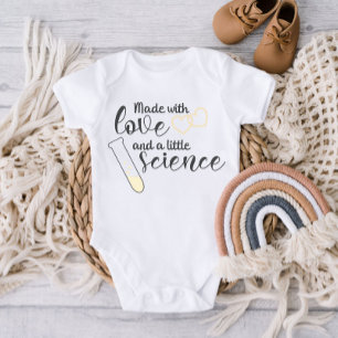 Liebe und Wissenschaft IVF Zitat Gelber Schwarzer Baby Strampler