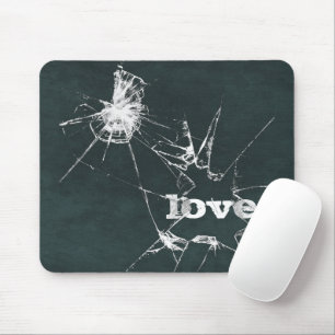 Liebe unter geschratenem Glas Mousepad