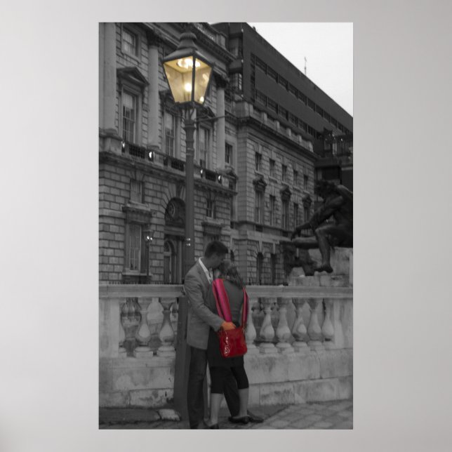 Liebe unter Straßenbeleuchtung Poster (Vorne)
