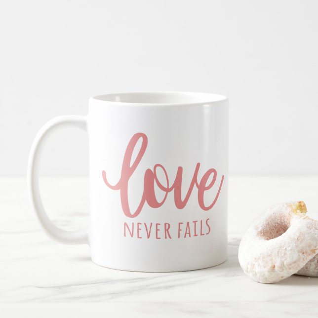 Liebe Versage nie - 1 Korinther 13:8 rosa Kaffeetasse (Mit Donut)