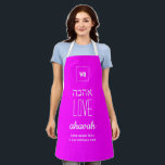 LIEBE VERSAGE NIE heiß rosa | Ahavah | א ה ה Hebrä Schürze<br><div class="desc">Einfache, elegante HOT PINK Schürze mit dem Wort LIEBE in Hebräisch geschrieben, plus Platzhalter Scripture Vers. Der gesamte Text ist KUNDENBAR, sodass Sie ihn personalisieren können, indem Sie z.B. die Schrift durch Ihren Namen oder Ihre Lieblingsnachricht ersetzen. Oben befindet sich ein KUNDENBEWEGLICHES MONOGRAMM, das Sie durch Ihr eigenes ersetzen können....</div>