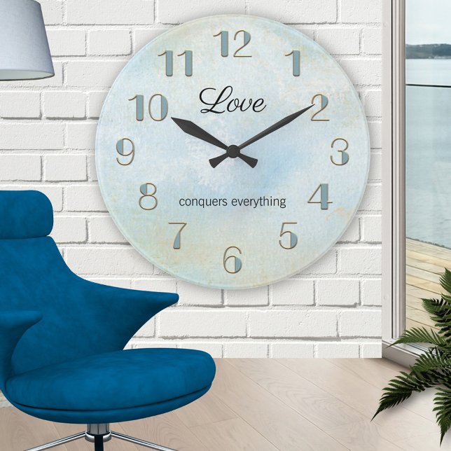 Liebe von Seafoam Artistic Beach Runde Wanduhr (Wall clock featuring an artistic painted seafoam colored design with gold teal numbers)