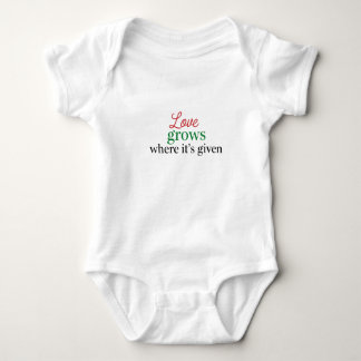 "Liebe wächst dort, wo sie gegeben wird" Baby Strampler
