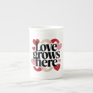 Liebe wächst hier – moderne Herz-Typografie Prozellantasse