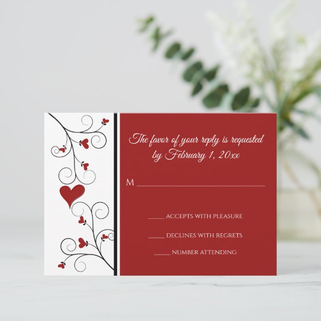 Liebe wächst | Red Hearts Valentine Wedding RSVP Karte (Stehend Vorderseite)