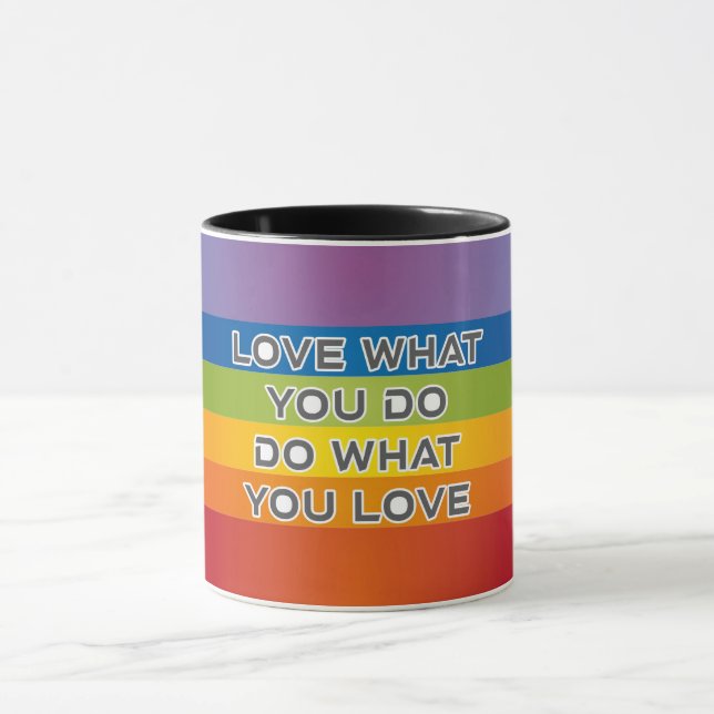 Liebe, was Sie zitieren - Rainbow Background Tasse (Zentrum)
